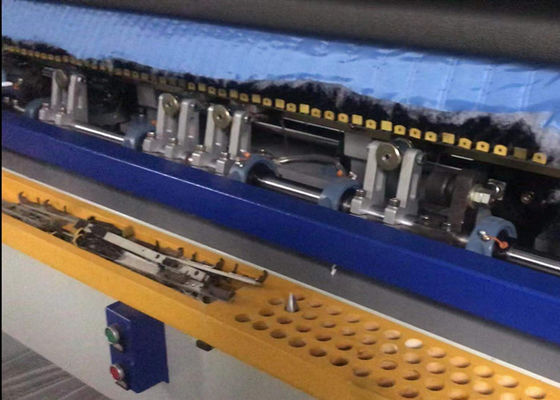 La máquina de colchas industriales produce colchas blancas y blancas blanco y azul MAX 240m/h